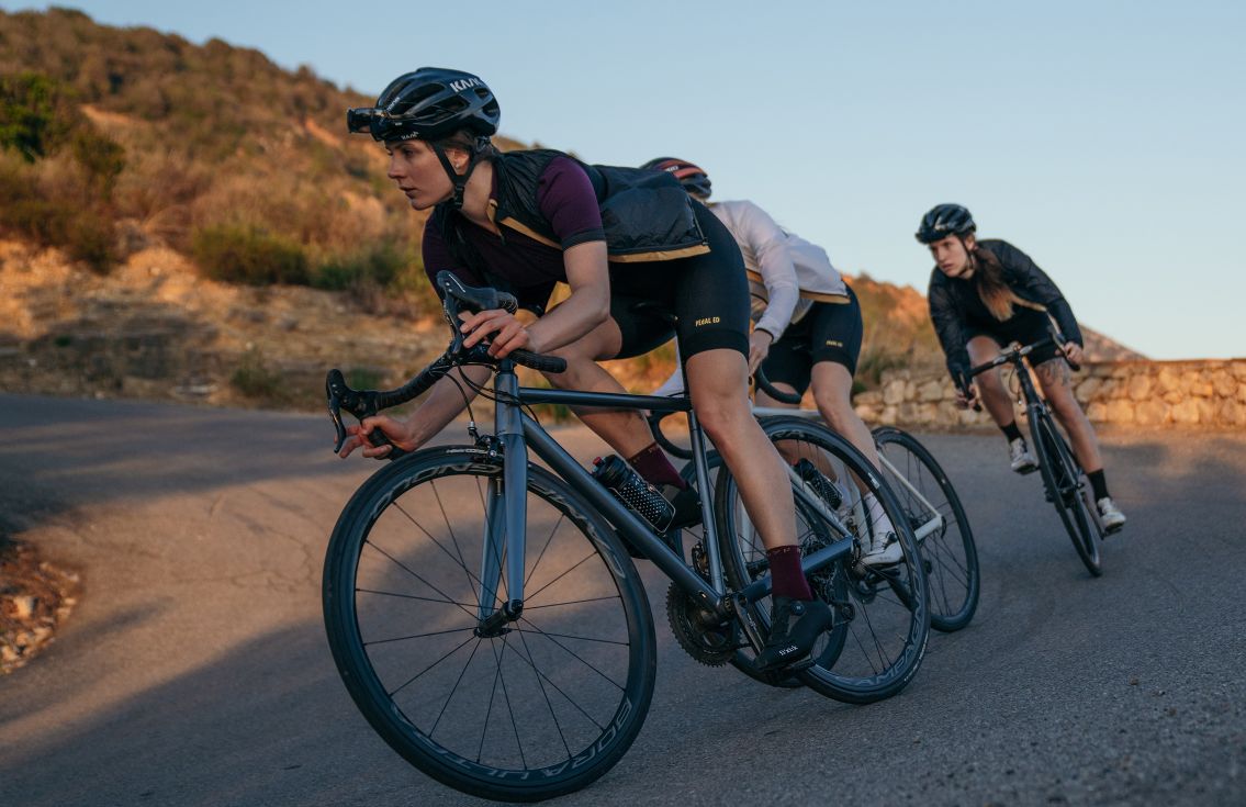 women packable cycling vest black vesper pedaled action