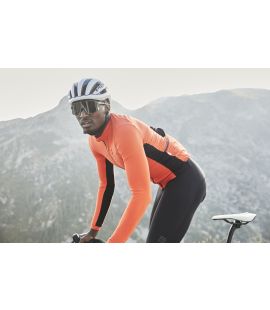 Mirai thermo jersey long orange pedaled side in action