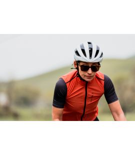 woman all weather cycling vest front zip brick red mirai pedaled