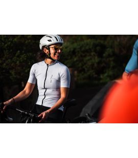 woman lightweight cycling jersey ice mirai front zip pedaled action